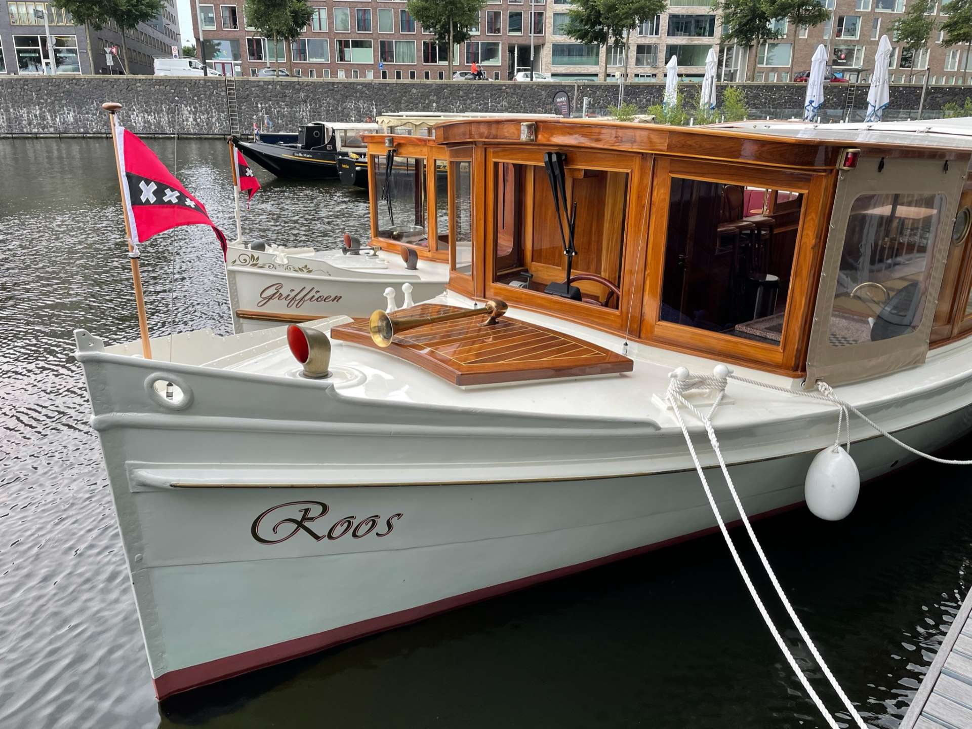 Salon Boat Roos 