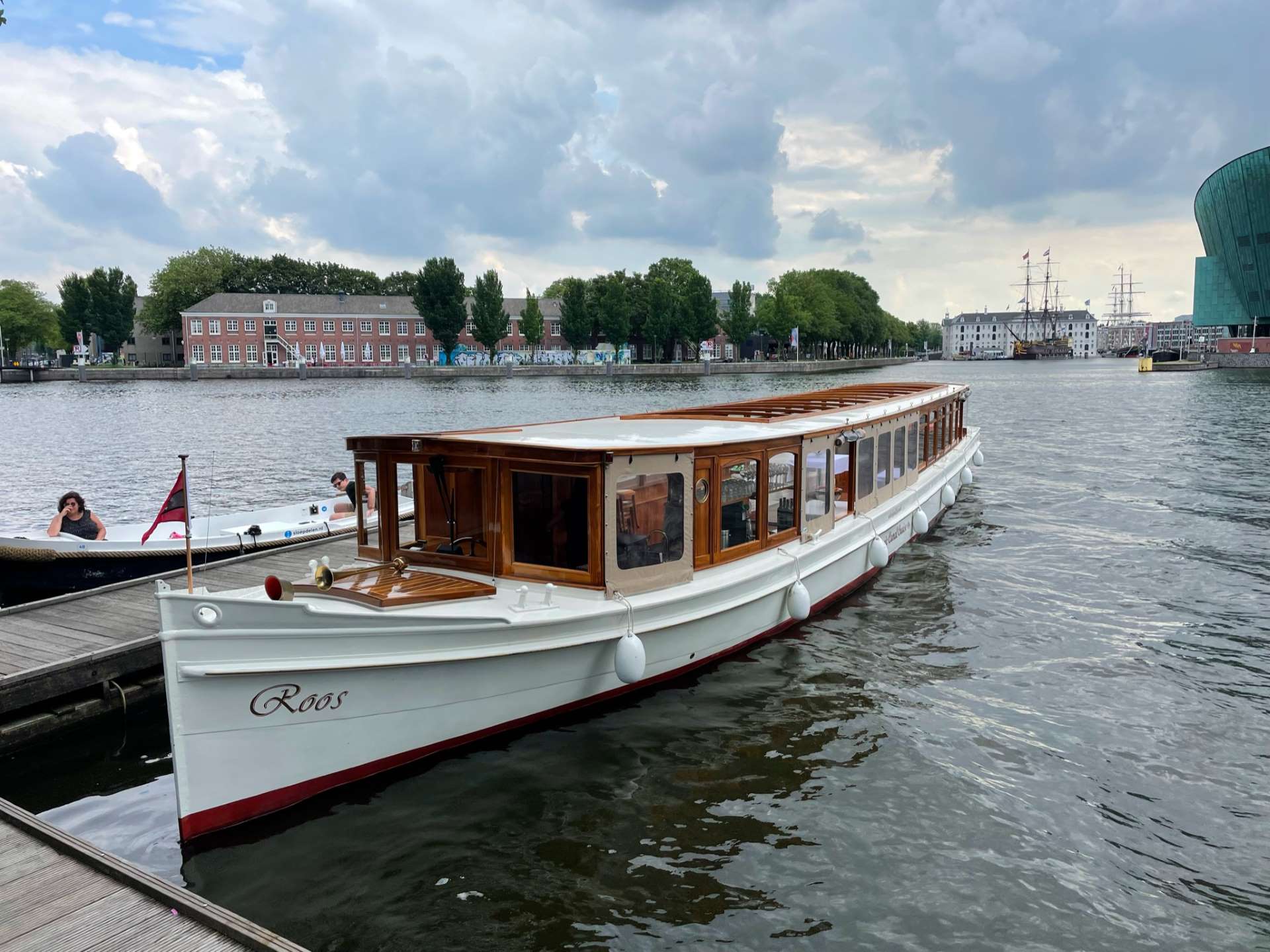 Salonboot Roos Salonboot Roos in de grachten